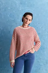Sweater de tejido amplio en color azul marino con diseño de rayas horizontales y detalles calados. Cuenta con cuello redondo, mangas largas con hombros caídos y terminaciones acanaladas.