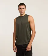 Musculosa deportiva Get Over para hombre, de color verde militar, cuello redondo y diseño liso de corte regular.