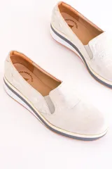 Slip-on deportivos color plateado con textura de cuero de cocodrilo.