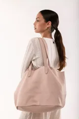 Bolso tote de cuero color tostado, con doble asa de hombro y diseño minimalista. Incluye un bolsillo separador extraíble.