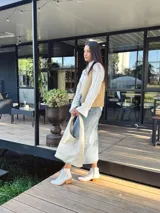 Bolso tote de cuero color crudo, con doble asa corta y diseño minimalista.