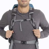 Mochila técnica Merrell modelo Grayling, diseñada para actividades al aire libre. Presenta un diseño ergonómico en color azul, con múltiples compartimentos con cierre, correas de ajuste laterales, cordones elásticos frontales para sujeción de equipo y logo de la marca estampado en la parte superior.
