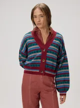 Cardigan crop de punto de algodón con mangas semi-abultadas, hombros caídos y puños acanalados. Presenta un diseño de rayas horizontales multicolor con gráficos en miniatura y cierre frontal de botones.