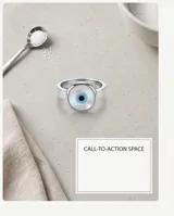 Anillo de acero con diseño de ojo turco de la suerte en la parte frontal.