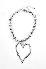 Collar plateado de cuentas esféricas con un dije grande en forma de corazón de diseño orgánico.