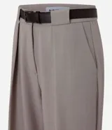 Pantalón de sastrería Blue Steel con corte palazzo y tiro alto, de color beige, con pinzas delanteras, cintura estructurada con presillas y cierre frontal oculto.