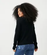 Sweater color marrón de punto con cuello redondo y mangas largas.