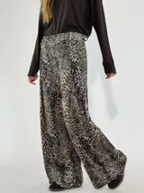 Pantalón de pierna ancha con estampado animal print de leopardo en tonos marrones y negros.