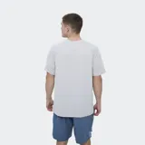 Remera deportiva Umbro modelo Bosse, de color gris claro con rayas verticales sutiles en el frente y mangas cortas. Cuenta con el logo de la marca estampado en el pecho.