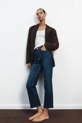 Pantalón de jean azul oscuro de tiro alto, corte cropped flare y cinco bolsillos.