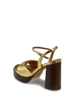 Sandalias de cuero charolado color peltre, con plataforma de madera y taco cuadrado.