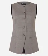 Chaleco regular color marrón claro con estampa de cuadros, confeccionado en punto roma, con cuello redondo, abotonado delantero con botones forrados y recorte en la bajo.