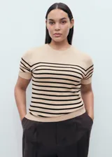 Jersey de punto fino beige con rayas horizontales negras, cuello redondo y manga corta.