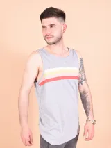 Musculosa gris con franjas horizontales en tonos amarillo, crema y coral en la parte superior del pecho.
