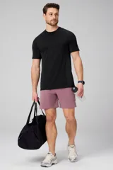 Remera deportiva de alto rendimiento Fabletics, confeccionada en tejido seamless ultraligero y transpirable con paneles de malla laterales para mayor ventilación. Presenta cuello redondo y mangas cortas, diseñada para entrenamientos intensos con propiedades antiolor y de absorción de sudor.