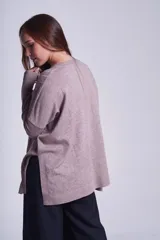 Sweater negro de punto con diseño de ochos, cuello redondo y mangas largas.