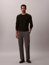 Pantalón tipo jogger de corte regular y estilo formal, confeccionado en tejido elástico de nailon y elastano. Presenta cintura elástica, bolsillos laterales y un diseño de pierna recta con acabado pulido.