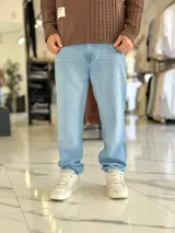 Pantalón de jean azul con lavado clásico, de corte holgado y estilo oversize.