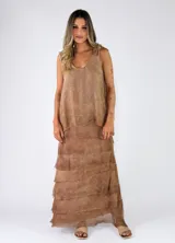 Pollera larga de viscosa color beige con efecto desteñido, diseño de múltiples volantes superpuestos en capas y corte fluido.