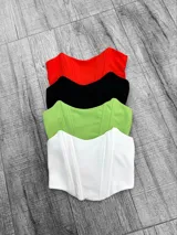 Top tipo corset con ballenas, de corte ajustado y escote corazón.