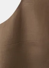 Chaleco marrón de mezcla de algodón y lino, con cuello redondo, sin mangas y cierre delantero con botones tipo nudo chino.