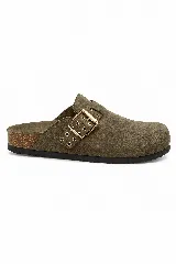 Zueco de gamuza color verde militar, con hebilla metálica ajustable y ojalillos decorativos en el empeine. Suela de corcho con base de goma y plantilla anatómica.