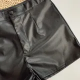 Short negro de cuero sintético con cintura alta y pinzas traseras.