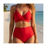 Conjunto de bikini negro de tiro alto, compuesto por un corpiño triangular con diseño cruzado en el frente y tirantes finos regulables, y una bombacha de corte clásico y talle alto.