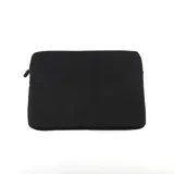Funda negra para notebook con cierre y bolsillo externo con cierre. Tiene un compartimento interno y herrajes plateados.