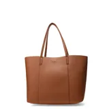 Cartera tipo tote bag color suela, con textura granulada, doble asa de hombro y logo de la marca grabado en el frente.