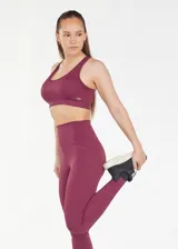 Calza deportiva larga color borgoña, con cintura alta de compresión y tejido transpirable de secado rápido.