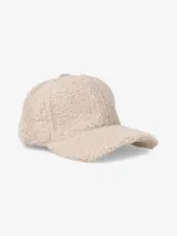 Gorra con visera color beige, confeccionada en tela tipo corderito, ideal para los días fríos.