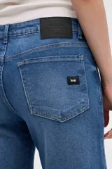 Jean de tiro medio con corte acampanado y botamanga con terminación desflecada, en color azul lavado.