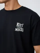 Remera negra de algodón con corte oversize y estampado frontal pequeño en blanco con el texto "Rusty Manira".