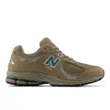 Championes New Balance modelo 2002 color beige con detalles en verde azulado y plateado.