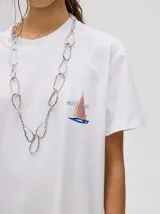 Remera amarilla de ajuste holgado y corte cuadrado, con cuello redondo, mangas cortas y estampa de estrella de cuatro puntas en el pecho.