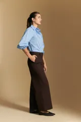 Pantalón de vestir negro de corte ancho y tiro alto, con silueta fluida y diseño minimalista.