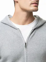 Campera tejida con capucha, confeccionada en poliéster, con cierre frontal completo y diseño de punto acanalado.