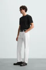 Camiseta slim fit de manga corta y cuello redondo, confeccionada en tejido de algodón con elasticidad.