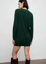 Vestido corto de punto fino color verde oscuro, con cuello redondo y manga larga, de diseño recto.