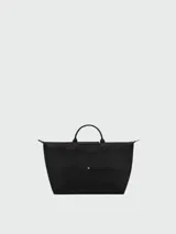 Bolso de viaje grande Longchamp modelo Le Pliage, color negro, confeccionado en nylon con detalles de cuero en las asas y solapa frontal con cierre de botón a presión.
