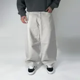 Pantalón jean de corte ultra baggy color hueso, confeccionado en denim 100% algodón de textura rústica.