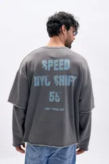 Sudadera gris oscuro con efecto desgastado, cuello redondo y doble manga. Estampa trasera en azul claro con las palabras "SPEED NYC SHIFT 55 URBAN CONTROL UNIT".
