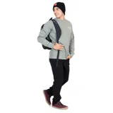 Buzo verde de cuello redondo con logo estampado en el pecho.