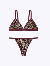 Bombacha tipo bikini con estampado animal print y bordes en color bordó.