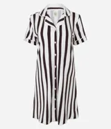Camisón estilo americano de viscolycra, con cuello solapa, cierre frontal abotonado y mangas cortas. Presenta un diseño de rayas verticales en blanco y negro.