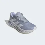 Championes de running Adidas Adistar 3, color gris claro con detalles en blanco. Presentan un exterior de malla transpirable, tres franjas laterales en blanco y una mediasuela gruesa con tecnología REPETITOR.