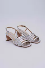 Sandalias de cuero doradas con tiras finas horizontales en el empeine, pulsera con hebilla al tobillo y tacón cuadrado.