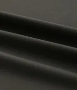 Camisa polo masculina de manga corta, confeccionada en tejido técnico de poliamida con elastano. Presenta cuello inglés con cierre de botones y diseño liso en color marrón, con tecnología de secado rápido y confort térmico.