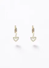 Aros colgantes de plata 925 con baño de oro 18k, diseño de argolla pequeña con dije de corazón calado decorado con zirconias.